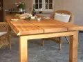 Ett rustikt matbord i trä, perfekt för att bygga eget matbord. Dukat för en mysig middag utomhus med vin och bröd.