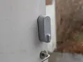 Grå Yale Linus-lås på en vit dörr. Kanske ett problem med installationen?