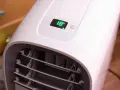 Portabel ac med slang visar 18 grader på displayen.