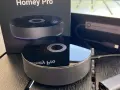 Homey Pro 2019 och Ethernet-adapter på ett träbord. En smart hem-hub för ett bekvämt hem.