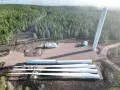 Vindkraftverkets delar ligger redo för montering i skogen. Snart är det dags att renovera vindkraftsparken och ge nytt liv åt energin.