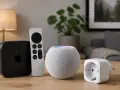 Apple TV, Siri Remote, HomePod och en smart plugg för ett smart hem.