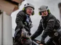 Två byggnadsarbetare med 3M Peltor WS Alert X-hörselskydd på sig, redo för dagens utmaningar.