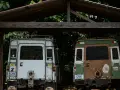 Två Land Rovers under ett tak, redo för äventyr. Kanske en framtida carport för dessa klassiker?