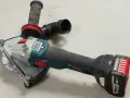 En Bosch betongfräs redo att spåra i betong. Med dammutsug och batteri.
