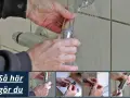 Här visar en person hur man byter duschslang. Flera bilder visar steg för steg hur man lossar och monterar.