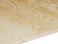 Närbild på en skiva vattenfast plywood utomhus med tydliga ådringar i träet. Perfekt för byggprojekt som kräver tålighet.