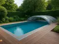En pool med tak i en lummig trädgård. Taket kan vara en investering som minskar pool kostnad för uppvärmning och underhåll.