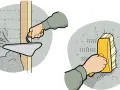 Två steg i putsbruk inomhus: applicering med spackel och utjämning med en svamp.