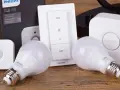 Philips Hue-produkter för att styra belysning: rörelsesensor, fjärrkontroll, brygga och ljuslampor.