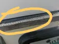 Detaljerad bild som visar hur man kan ta bort silikon med aceton. En gul cirkel markerar ett område med gammal silikon som behöver tas bort.