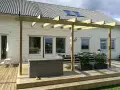 Nybyggd altan med pergola, perfekt för sommarens fikastunder. Bygglov för altanen beviljat.