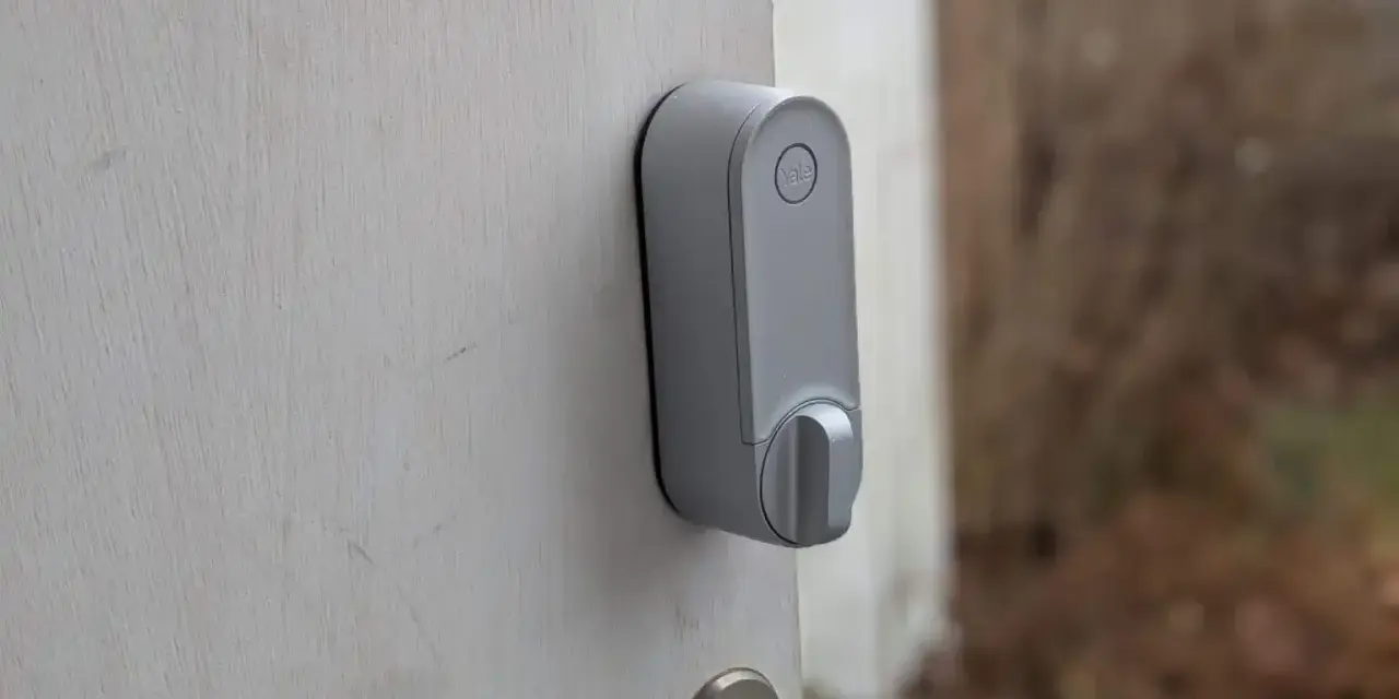 Grå Yale Linus-lås på en vit dörr. Kanske ett problem med installationen?