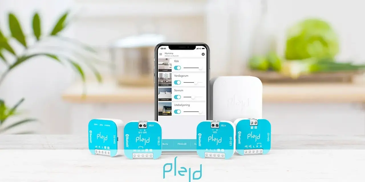 Plejd smarta enheter för utomhusbruk, som en plejd smart plug utomhus, styrs enkelt via app.