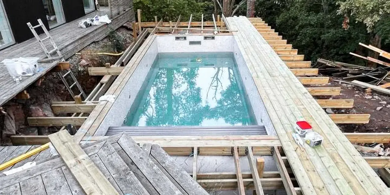 Byggnation av pool med tillhörande trädäck och trappa. Ger bastu inspiration för framtida projekt.