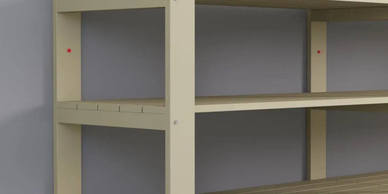 En beige hylla med flera hyllplan, monterad med konsoler mot en grå vägg. Perfekt för att bygga hylla med konsoler för förvaring.