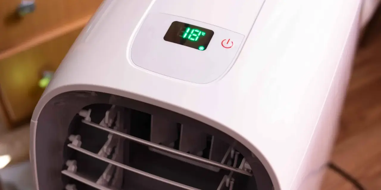 Portabel ac med slang visar 18 grader på displayen.