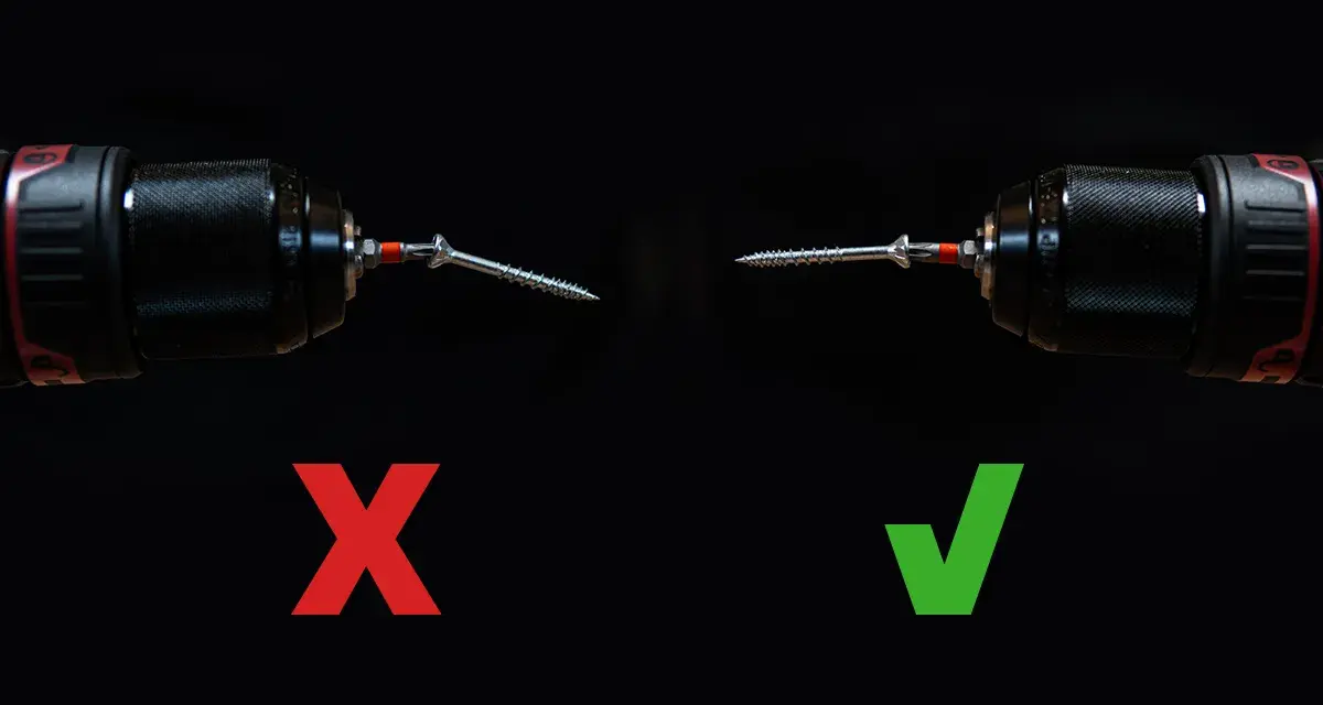 Två skruvdragare med skruv. Till vänster en skruv som sitter snett, markerad med ett rött kryss. Till höger en skruv som sitter rakt, markerad med en grön bock. Ett bra bits sats gör skillnad.