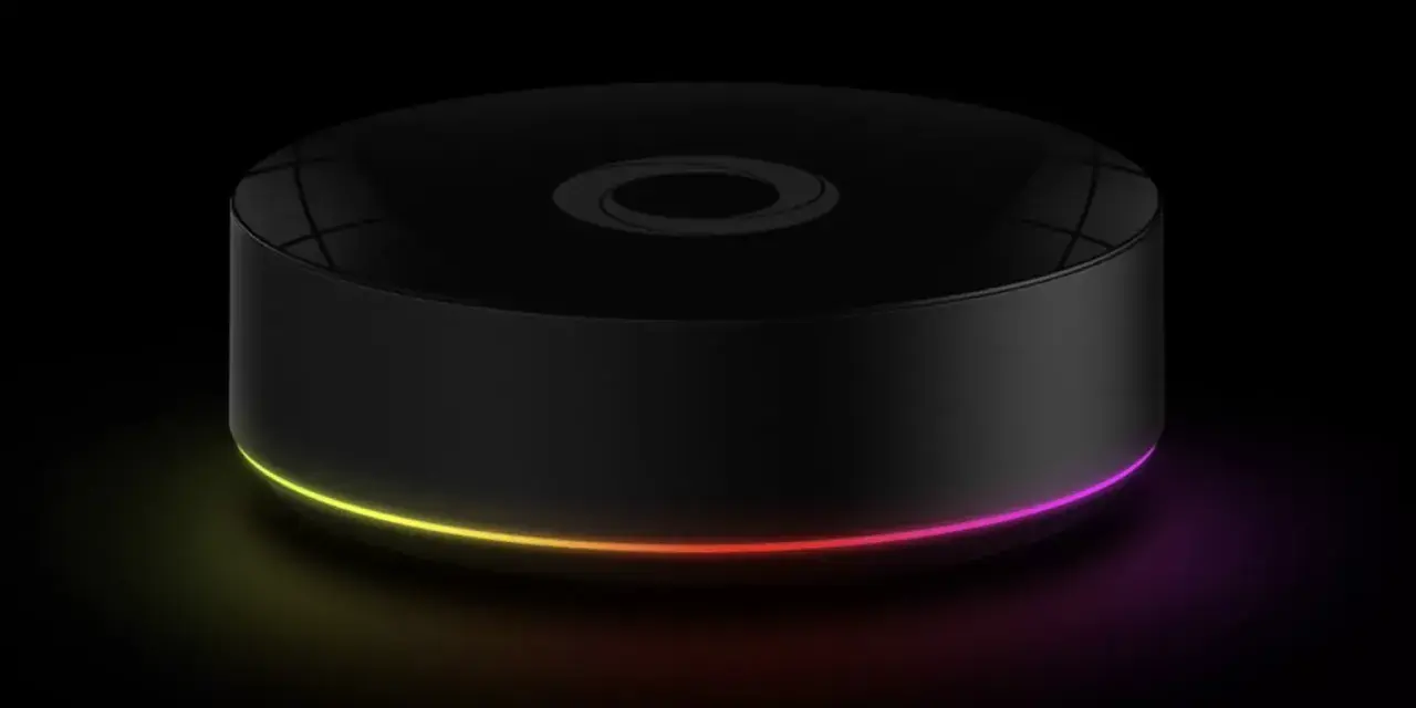 Svart, rund smart hem hub med en ljusring i regnbågens färger som lyser upp mörkret.