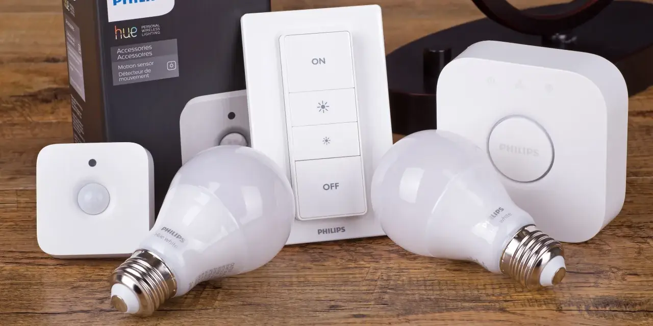 Philips Hue-produkter för att styra belysning: rörelsesensor, fjärrkontroll, brygga och ljuslampor.