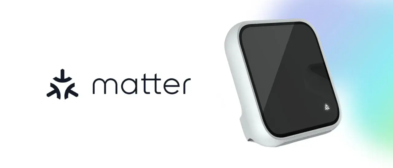 En vit enhet med en mörk skärm bredvid logotypen för **matter**.