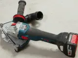 En Bosch betongfräs redo att spåra i betong. Med dammutsug och batteri.