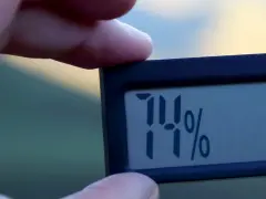 En digital hygrometer visar 74% luftfuktighet inomhus.