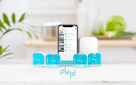 Plejd smarta enheter för utomhusbruk, som en plejd smart plug utomhus, styrs enkelt via app.