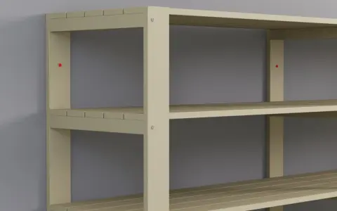 En beige hylla med flera hyllplan, monterad med konsoler mot en grå vägg. Perfekt för att bygga hylla med konsoler för förvaring.