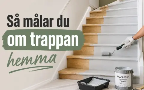 En person målar trappsteg grå med en roller. Halva trappan är redan målad, den andra halvan är i trä. Texten "Så målar du om trappan hemma" syns.