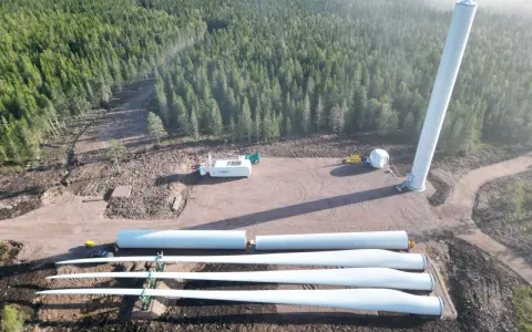 Vindkraftverkets delar ligger redo för montering i skogen. Snart är det dags att renovera vindkraftsparken och ge nytt liv åt energin.