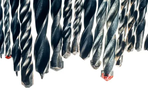 En samling betong borr, redo att ta sig an tuffa material. Deras spiralformade skär är designade för maximal effektivitet.