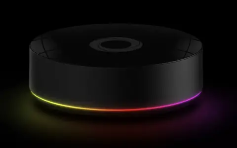 Svart, rund smart hem hub med en ljusring i regnbågens färger som lyser upp mörkret.