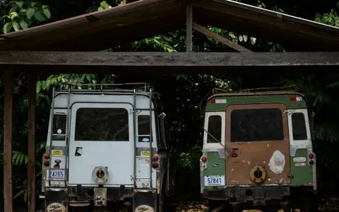 Två Land Rovers under ett tak, redo för äventyr. Kanske en framtida carport för dessa klassiker?