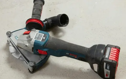 En Bosch betongfräs redo att spåra i betong. Med dammutsug och batteri.