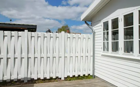 En vit plank som är nyligen byggd, med ett modernt utseende.