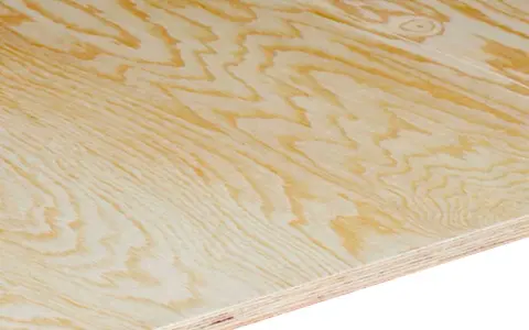 Närbild på en skiva vattenfast plywood utomhus med tydliga ådringar i träet. Perfekt för byggprojekt som kräver tålighet.