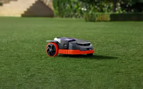 En Segway Navimow testas på en gräsmatta. Denna robotgräsklippare är redo att ta sig an trädgårdsarbetet.