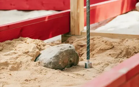 En sten i sandlådan hindrar markskruv nackdel.