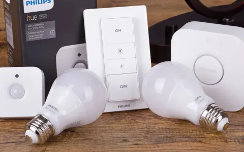 Philips Hue-produkter för att styra belysning: rörelsesensor, fjärrkontroll, brygga och ljuslampor.