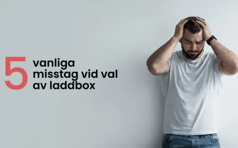 Man med händerna på huvudet bredvid texten "5 vanliga misstag vid val av laddbox". Undvik dessa fallgropar med smarta uttag.