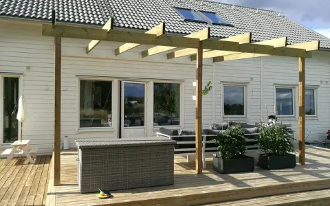 Nybyggd altan med pergola, perfekt för sommarens fikastunder. Bygglov för altanen beviljat.