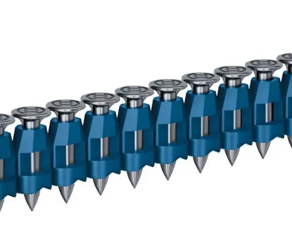 En rad blå spik för att spika i betong. Varje spik har en metallspets och en blå plastkrage.