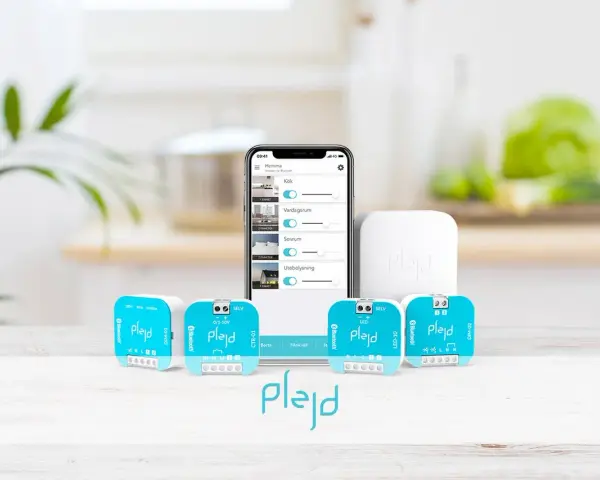 Plejd smarta enheter för utomhusbruk, som en plejd smart plug utomhus, styrs enkelt via app.