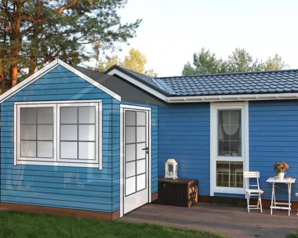 Blå trähus med fönster och dörr, redo att bygga farstu. En liten uteplats med bord och stolar.