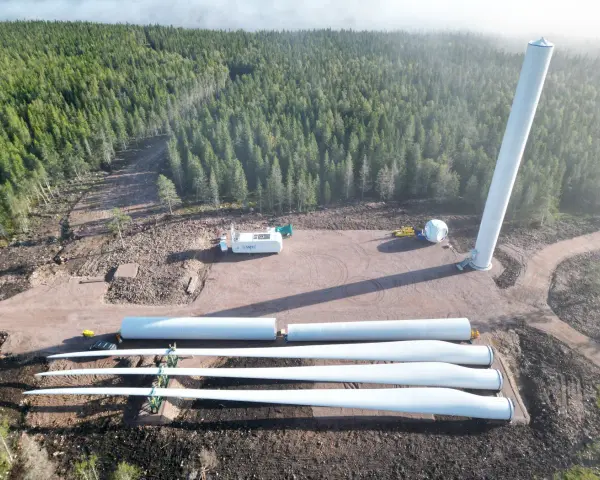 Vindkraftverkets delar ligger redo för montering i skogen. Snart är det dags att renovera vindkraftsparken och ge nytt liv åt energin.