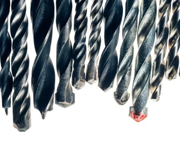 En samling betong borr, redo att ta sig an tuffa material. Deras spiralformade skär är designade för maximal effektivitet.