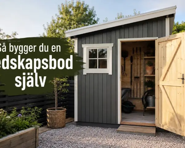 En mörkgrå redskapsbod med öppen dörr visar trädgårdsredskap. Texten "Så bygger du en redskapsbod själv" syns.