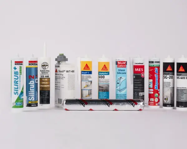 En rad tuber med silikonfog utomhus, inklusive märken som Soudal, Sika och Casco.
