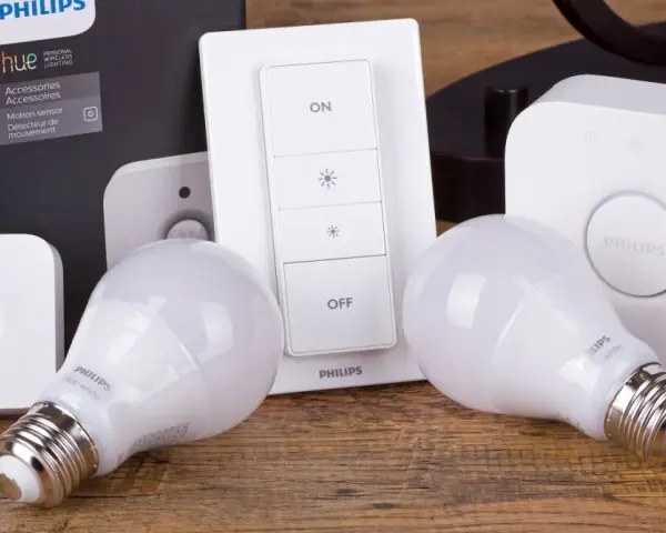 Philips Hue-produkter för att styra belysning: rörelsesensor, fjärrkontroll, brygga och ljuslampor.